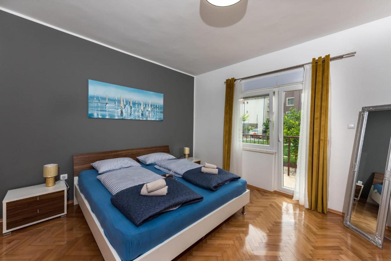 Suit B&R Split Bagian luar foto