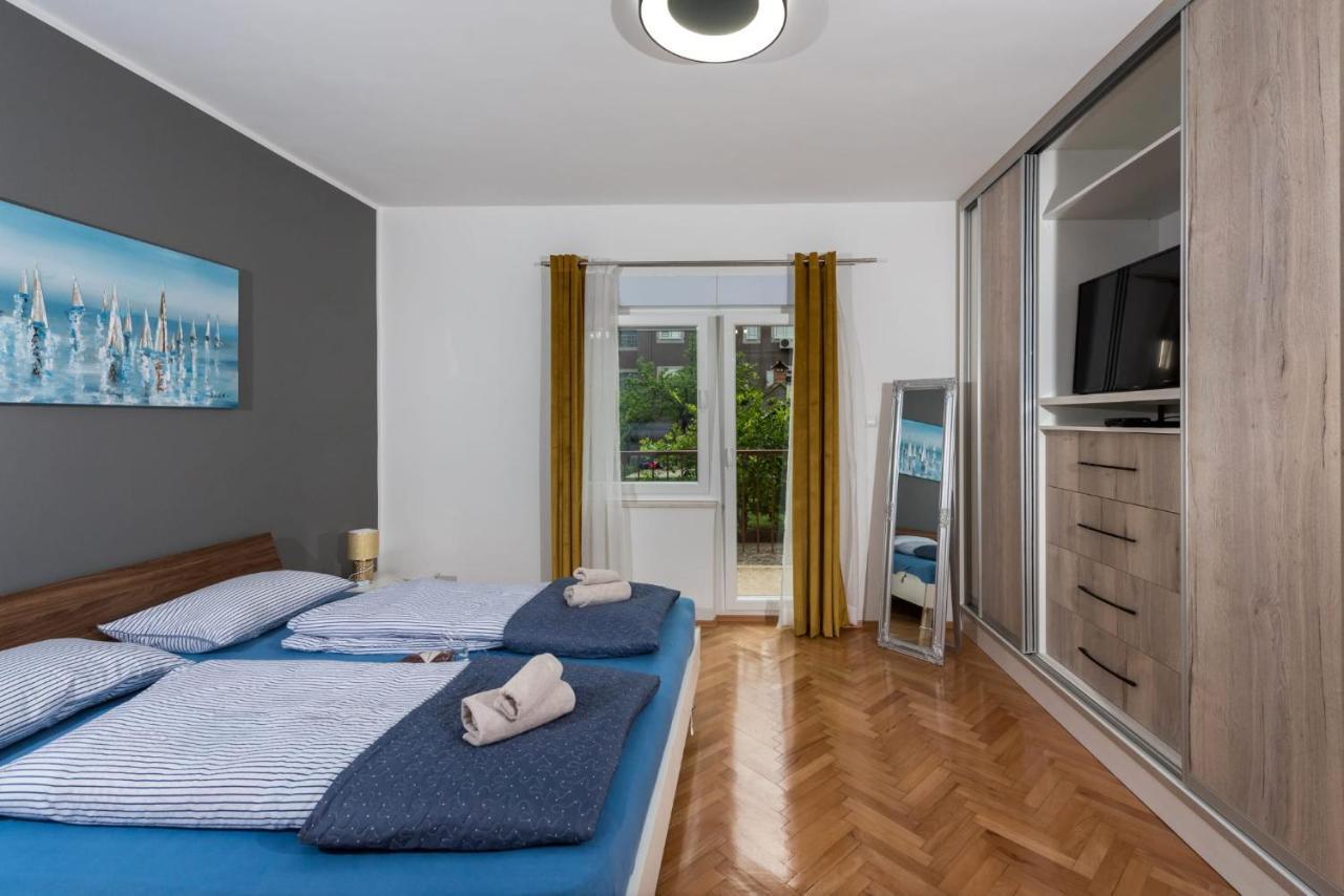 Suit B&R Split Bagian luar foto