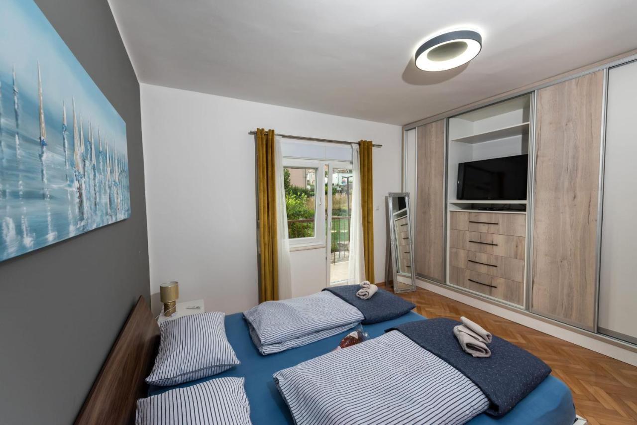 Suit B&R Split Bagian luar foto