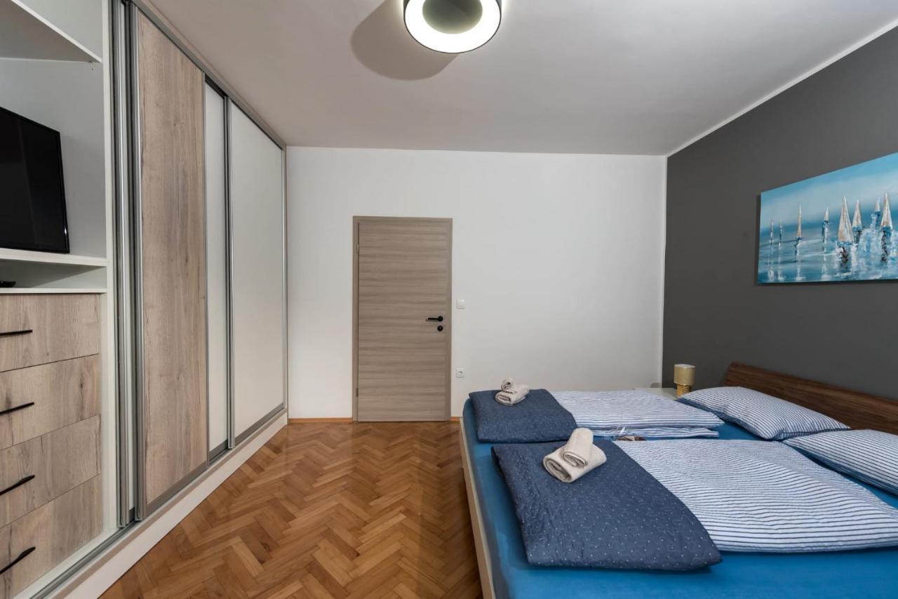 Suit B&R Split Bagian luar foto